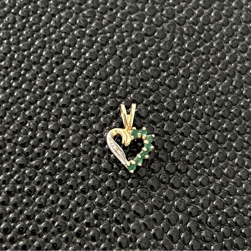 Small emerald gold pendant.